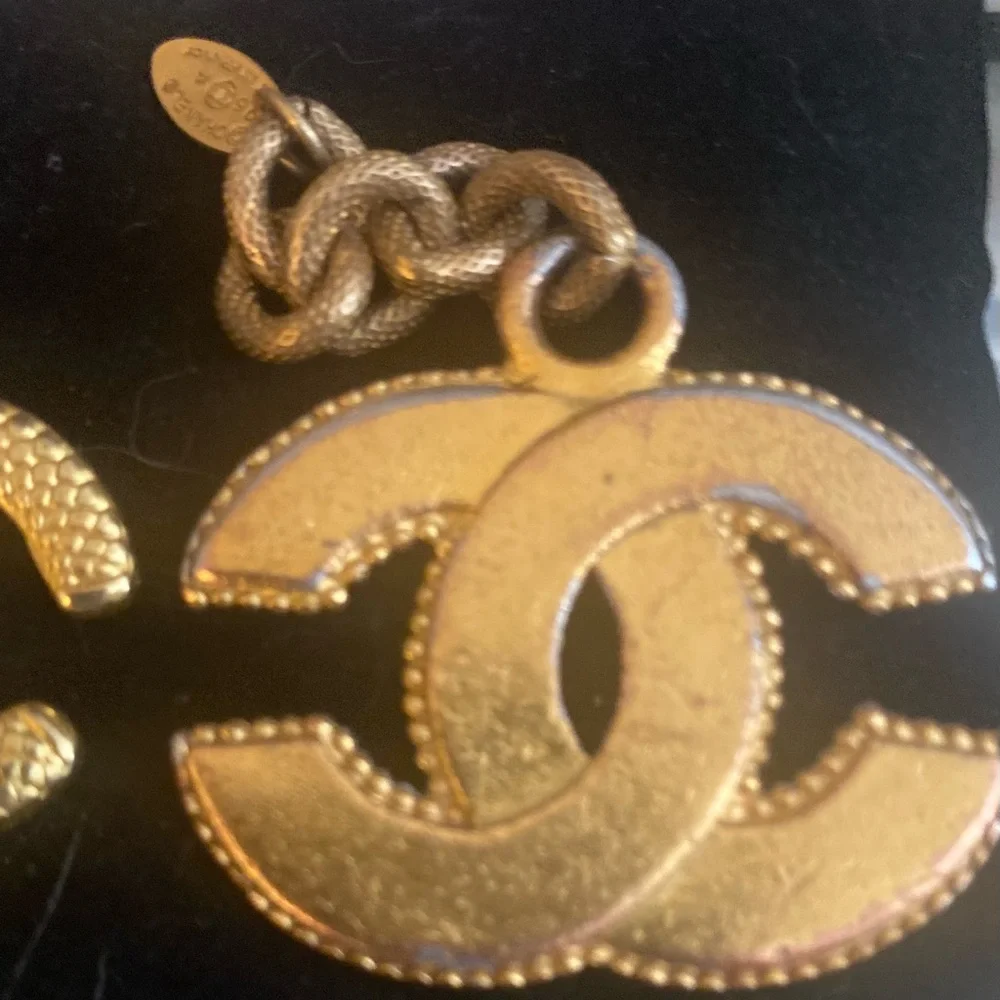 ❌sold❌ CHANEL Vintage 96A Coco Mark Textured Interlocking CC Key Holder Charm